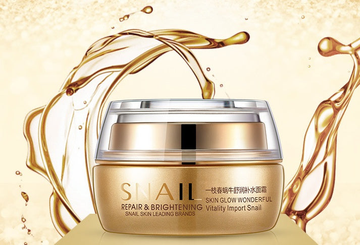 Prodotti skincare del kit disposti insieme per la cura del viso