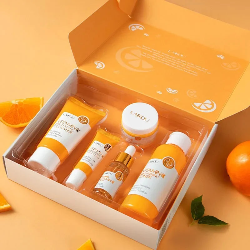 Dettaglio del set viso alla vitamina C con cinque prodotti skincare